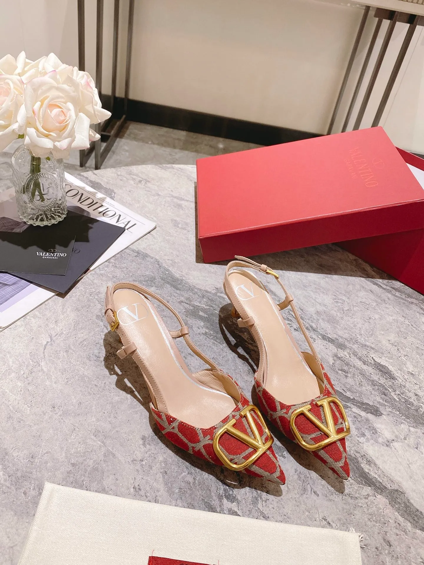 👟👟Ex-factory price 440👟👟 Genuine leather sole +40 Top version 𝑉𝐴𝐿𝐸𝑁𝑇𝐼𝑁𝑂 Valentino 2023 spring and summer new women's 5⃣️color empty back sandals The unique [V logo fabric printing pattern] brings out a full sense of high-end, and the new season will live up to expectations! Worth buying★Absolutely high-grade❥Original method, Absolutely sensual❥Elegant style, creating a different feeling, simple and elegant style!  Code number: 35-41 (34-42 customized) Fabric: Fabric printed cloth Lining: Sheepskin lining Heel height: 3 options 5cm-8cm-10cm Leather outsole Rubber outsole